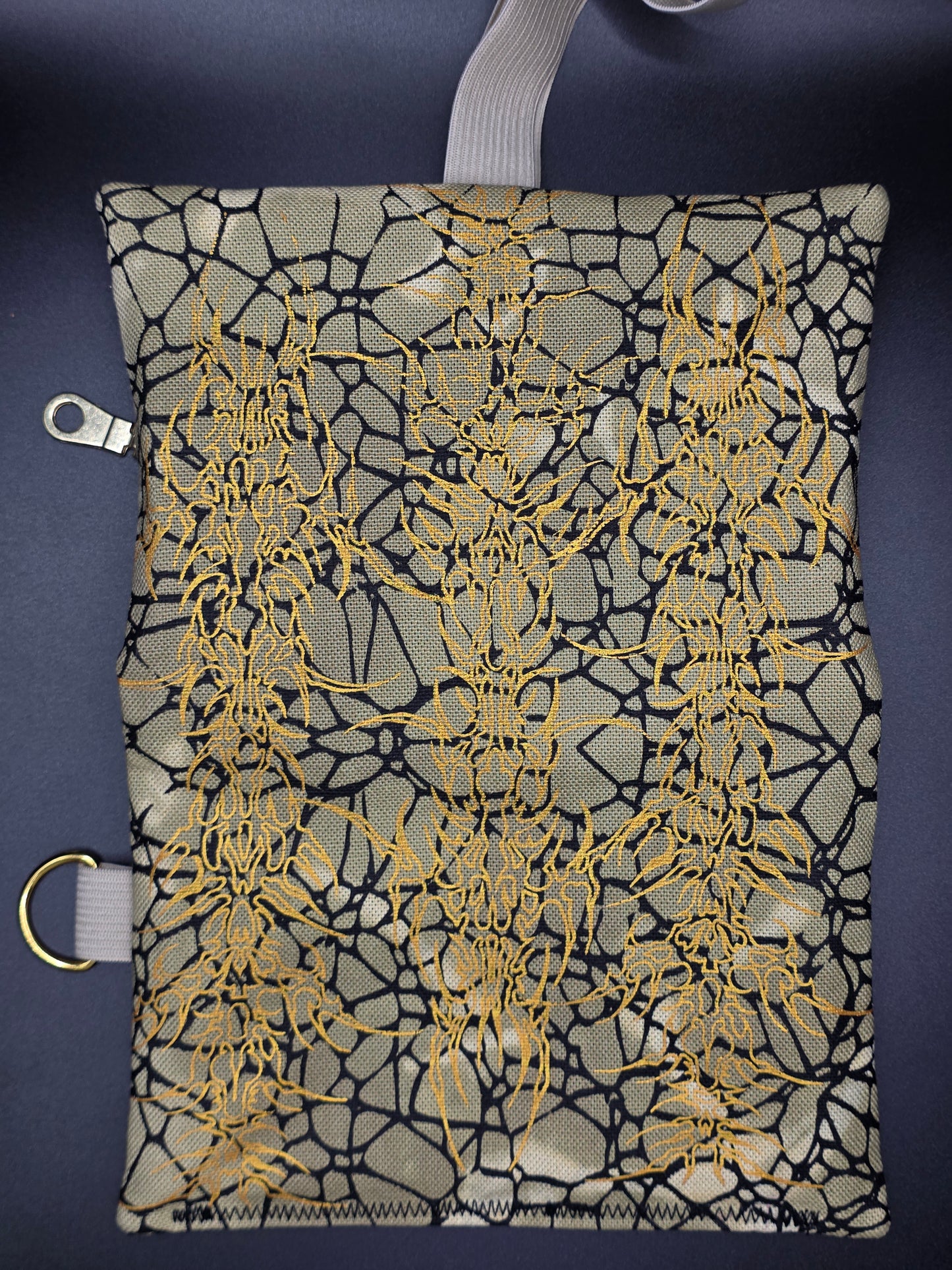 TT13.1 Tabacco pouch, tribals gold
