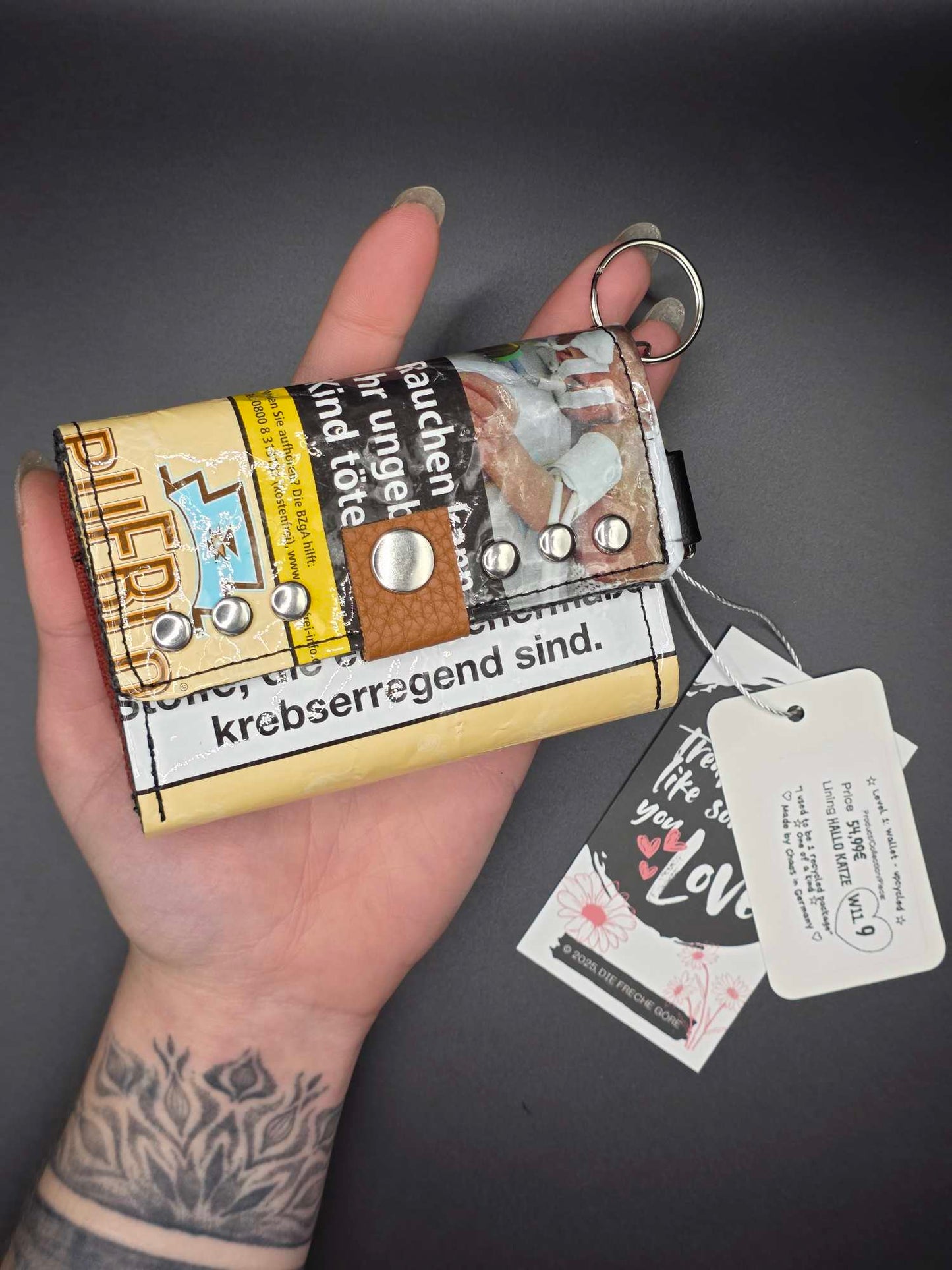 W11.9 wallet - upcycled, Hallo Katze inside