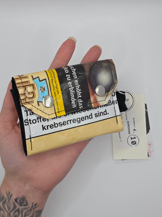 4.10 upcycling wallet, shrooms