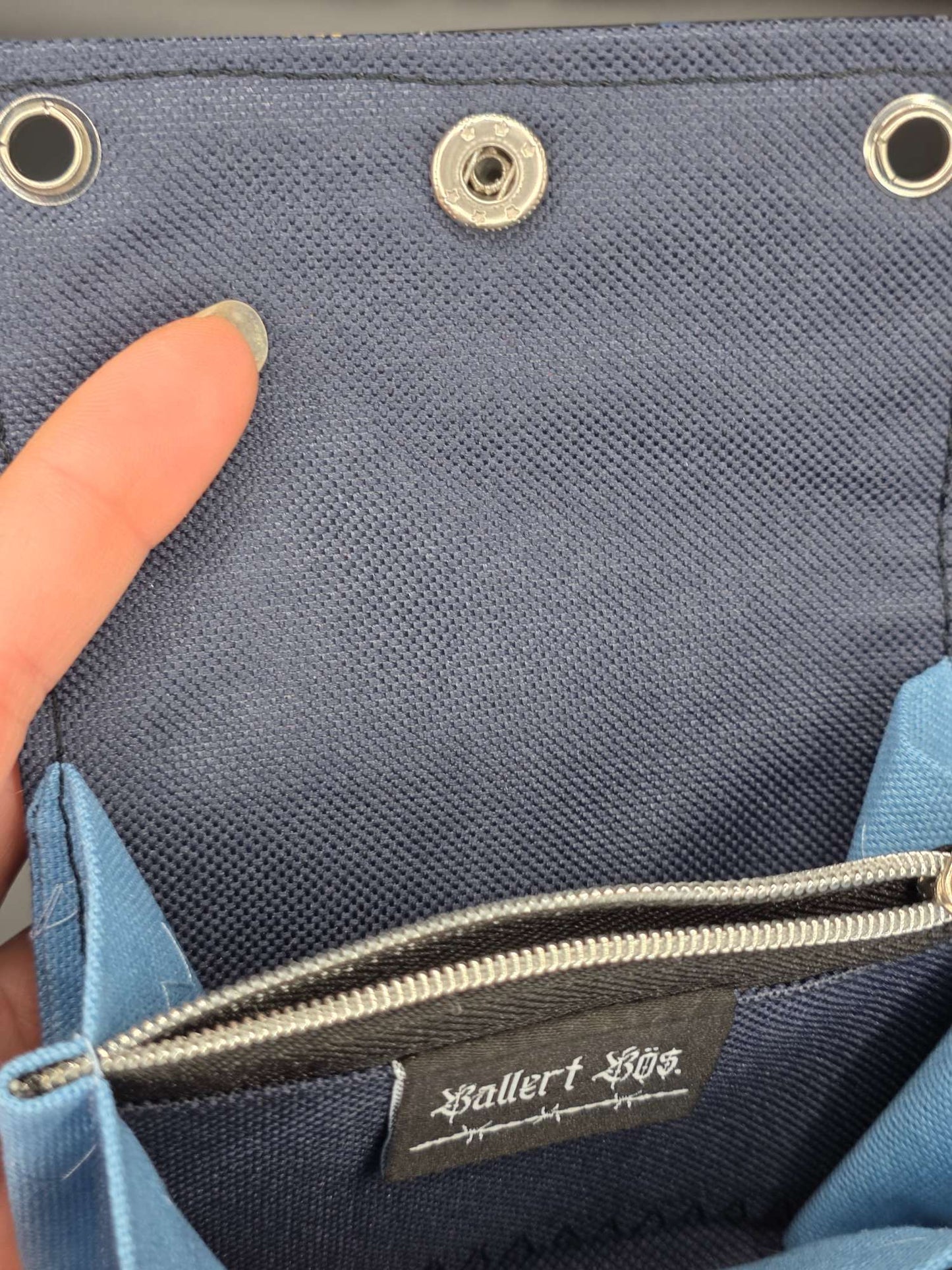 W12.3 wallet - upcycled, leo