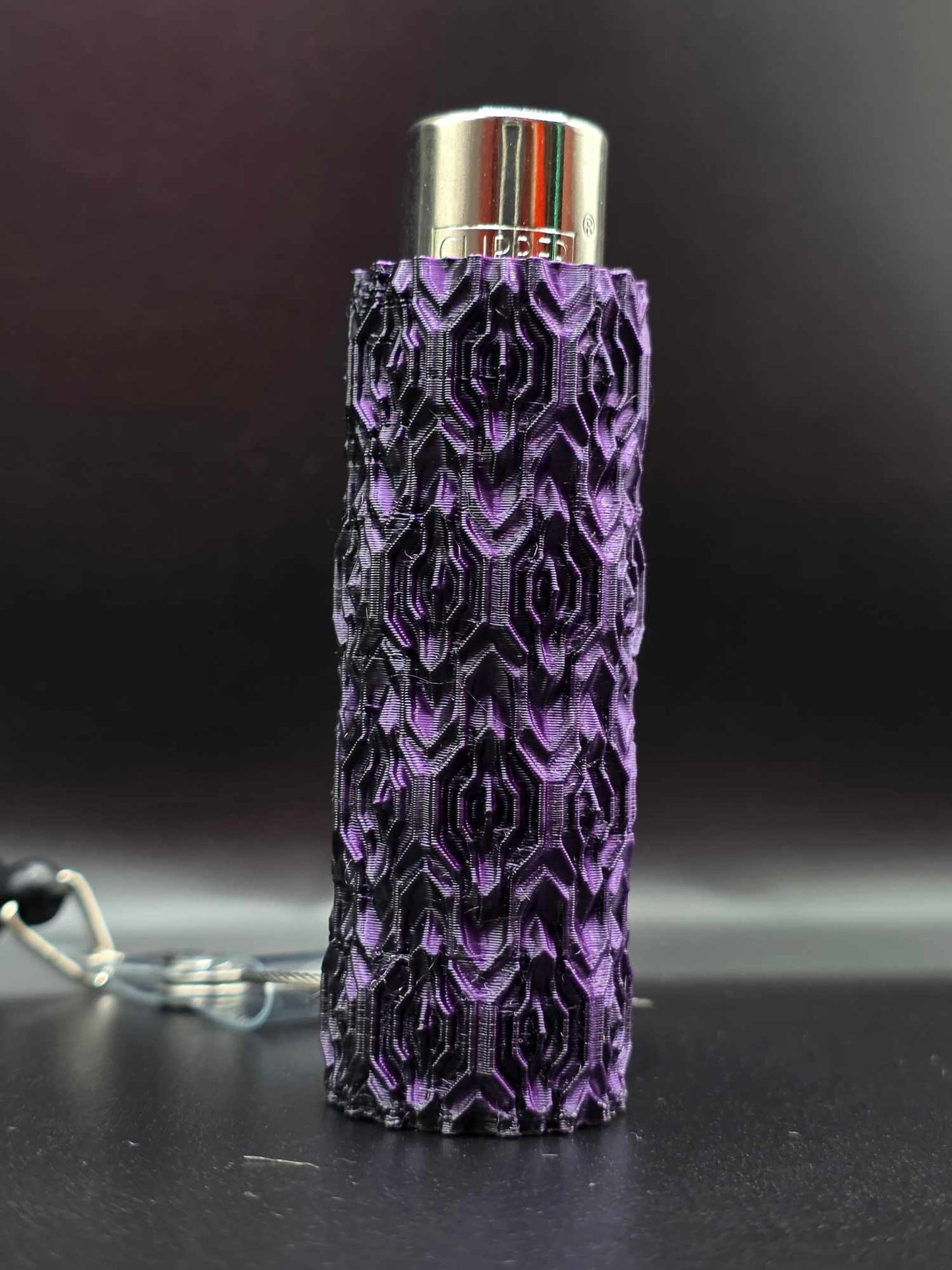Trippy 3D Feuerzeug, schwarz-lila