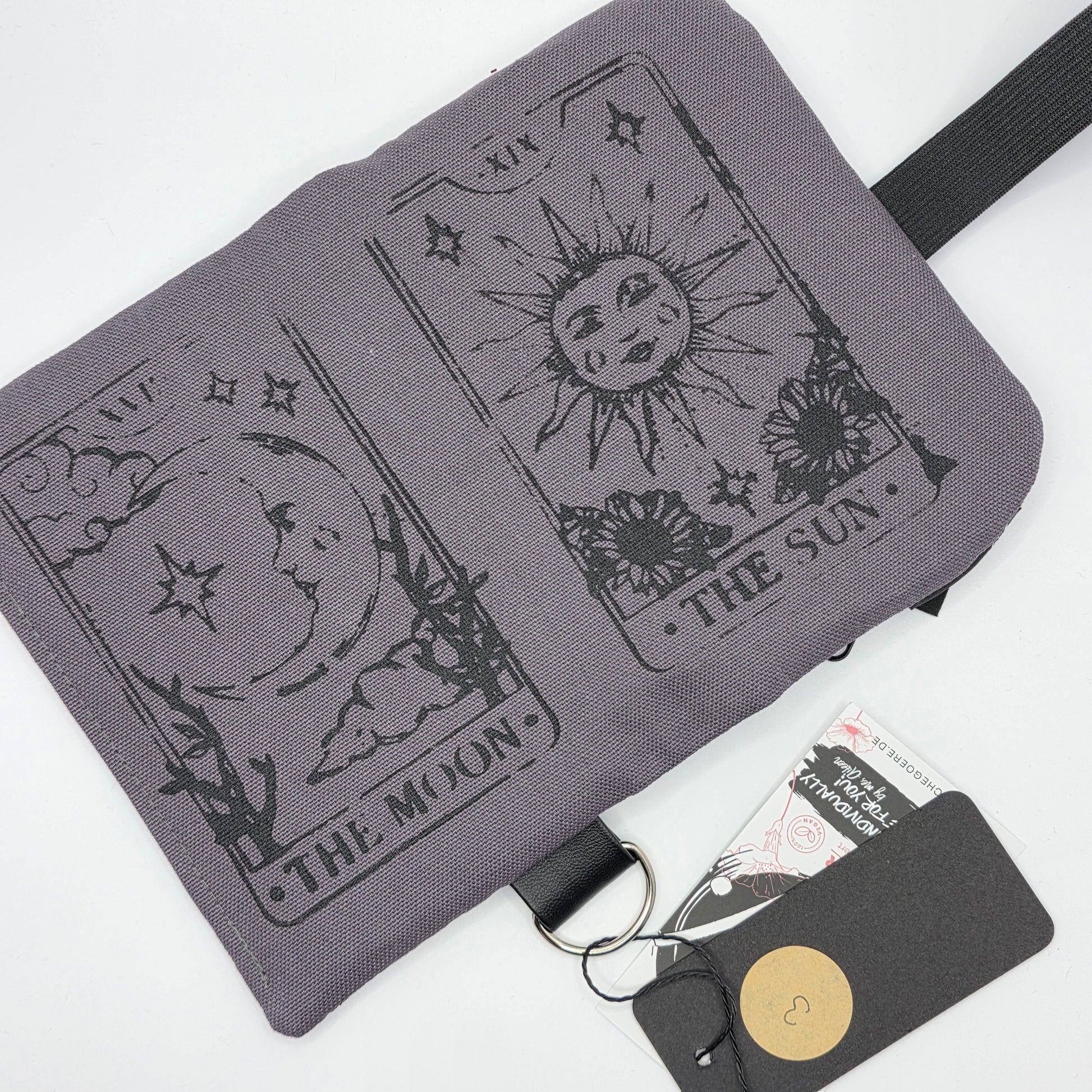 „Sun Moon Tarot" Tabaktasche Nr. 3 - DIE FRECHE GÖRE