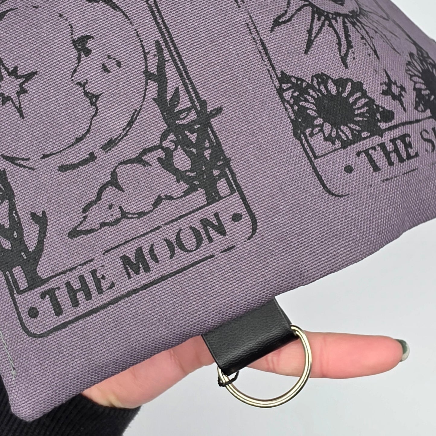 „Sun Moon Tarot" Tabaktasche Nr. 3 - DIE FRECHE GÖRE
