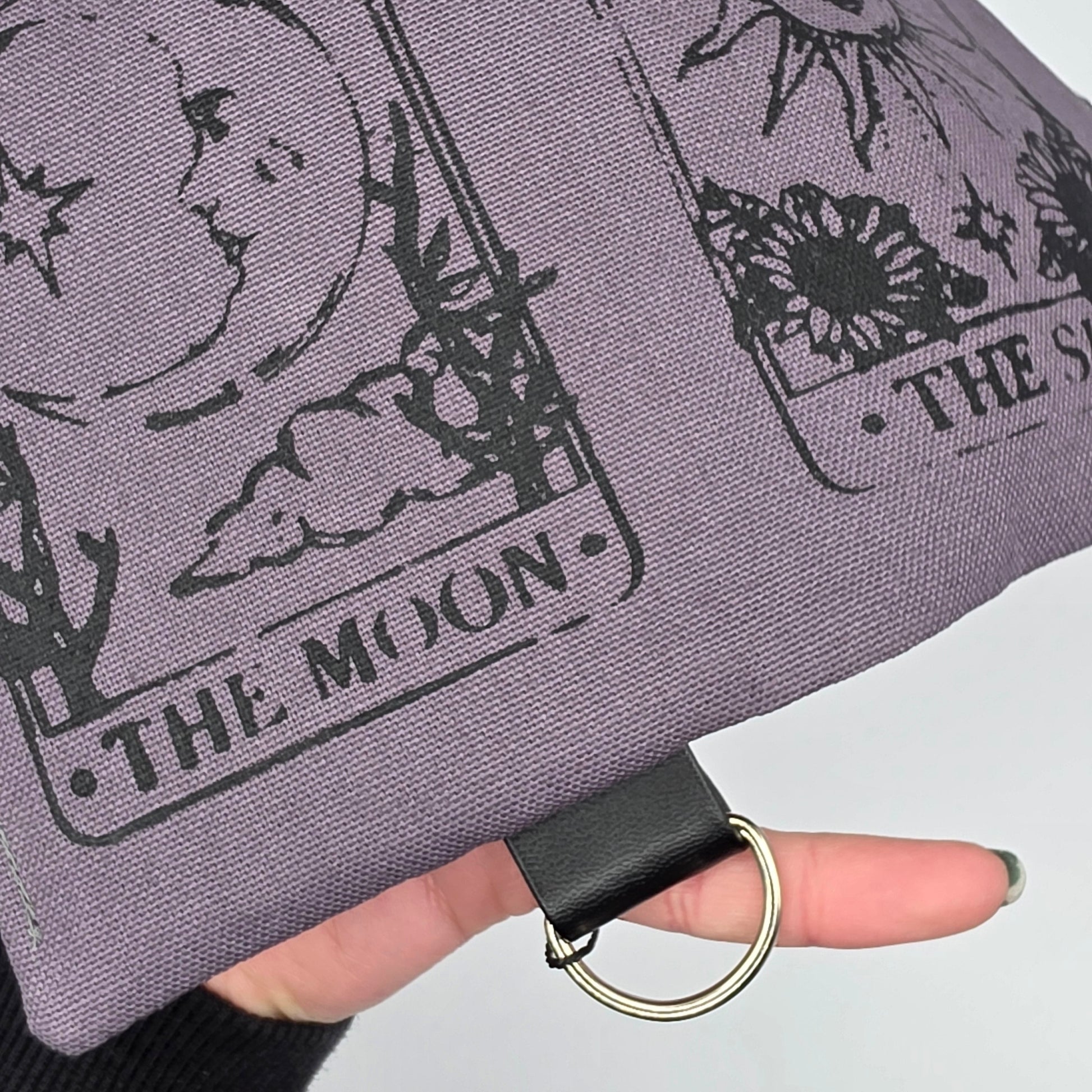 „Sun Moon Tarot" Tabaktasche Nr. 3 - DIE FRECHE GÖRE