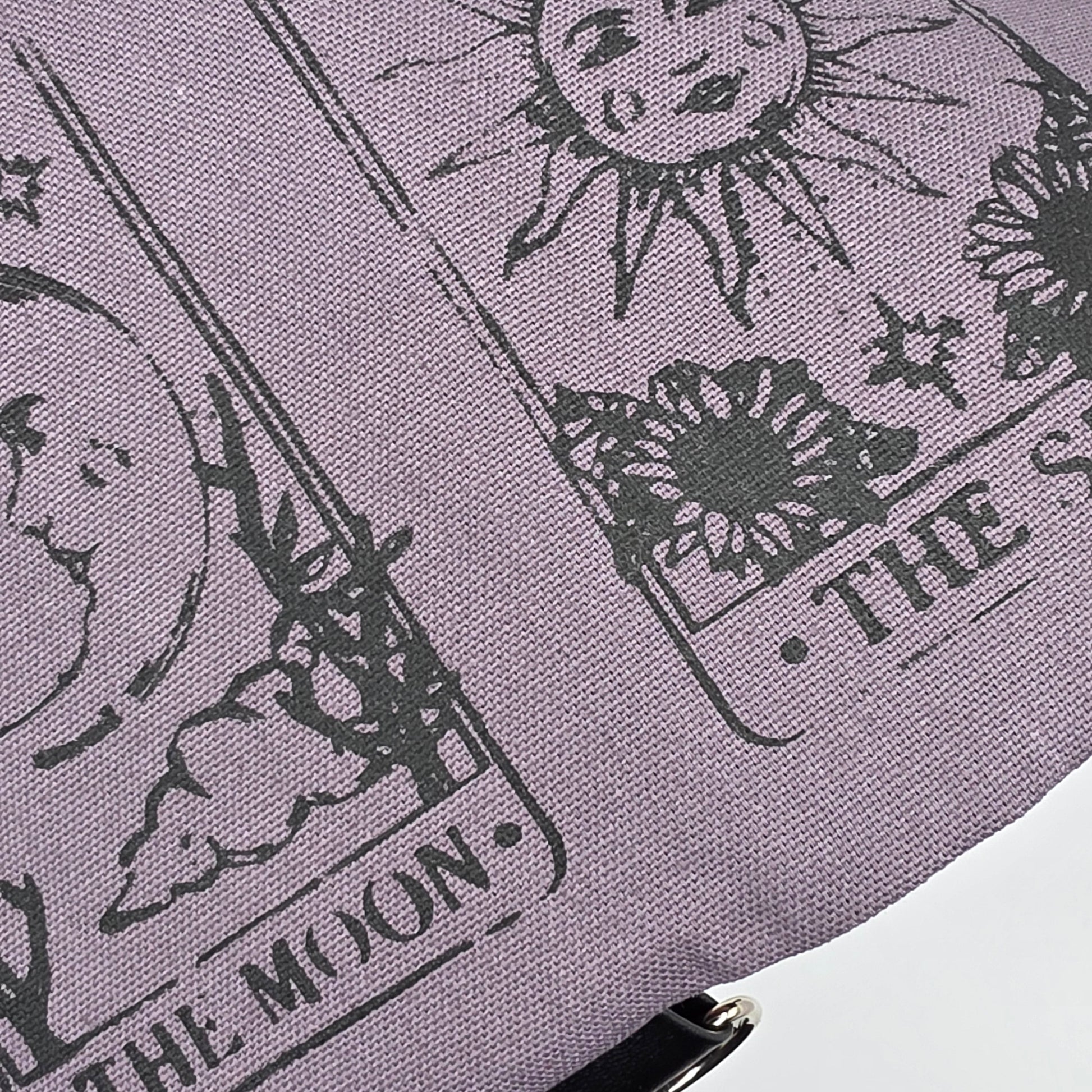 „Sun Moon Tarot" Tabaktasche Nr. 3 - DIE FRECHE GÖRE